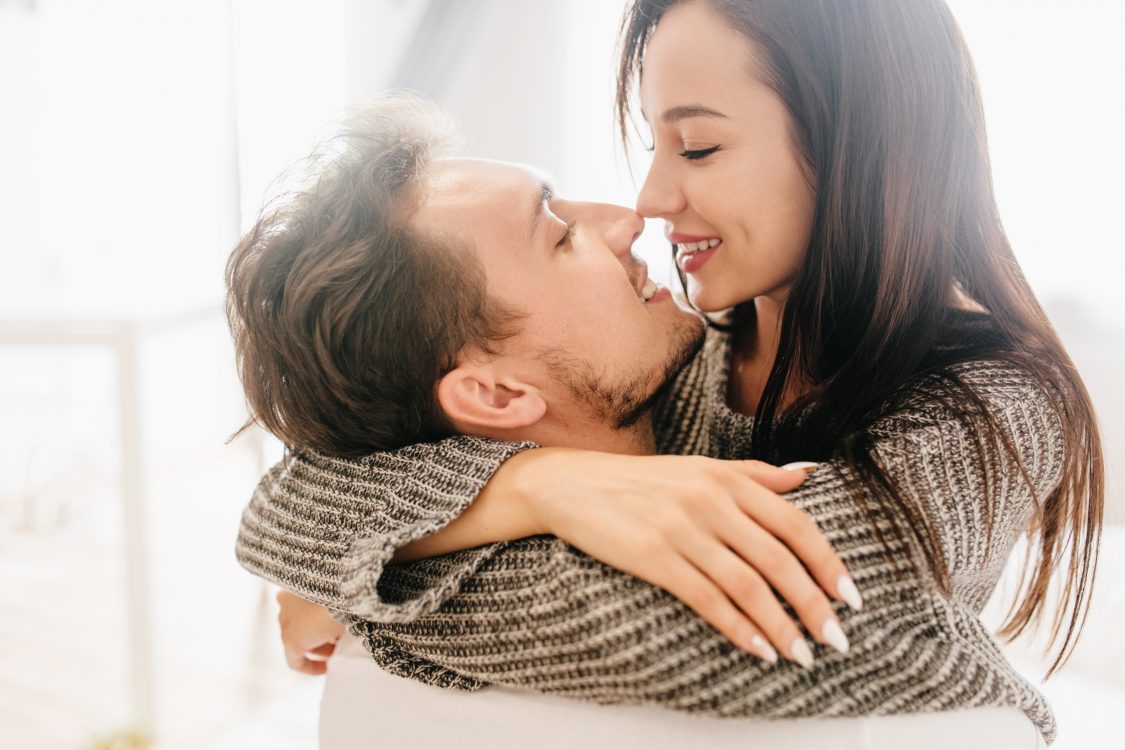 7 Gaya Ciuman Romantis yang Memabukkan Pasanganmu